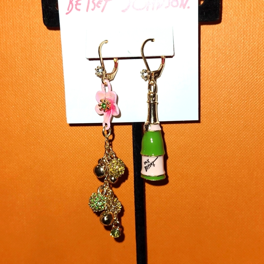 🎉🎆 HAPPY NEW YEAR!! 🍾🍻 NWT Betsey Johnson celebration earrings